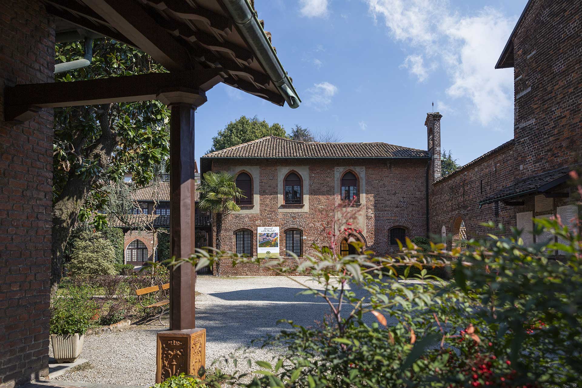 Scorcio del quartiere Maggiolina con ville in stile caratteristico e vegetazione rigogliosa