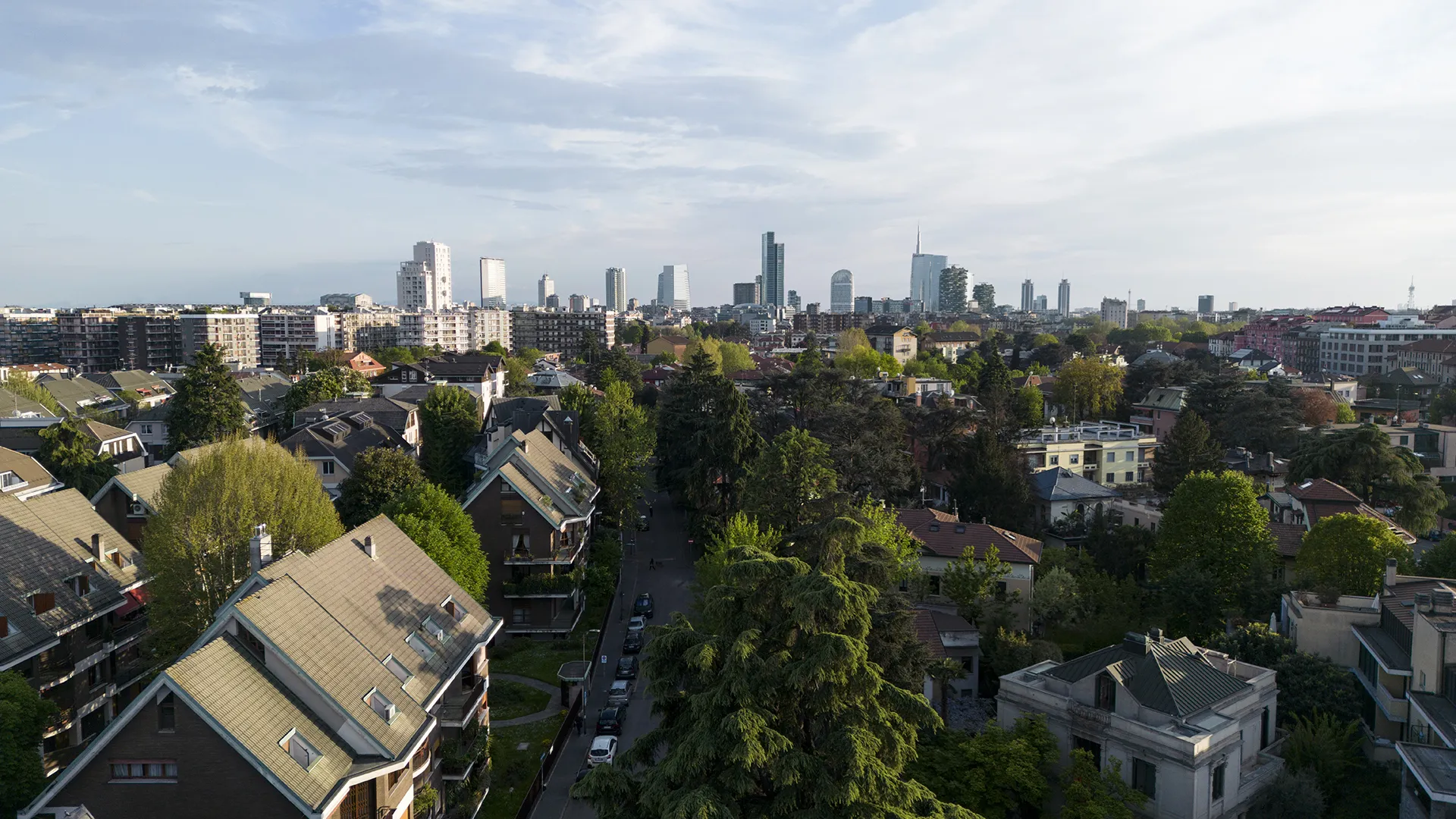 Scorcio del quartiere Maggiolina con ville in stile caratteristico e vegetazione rigogliosa