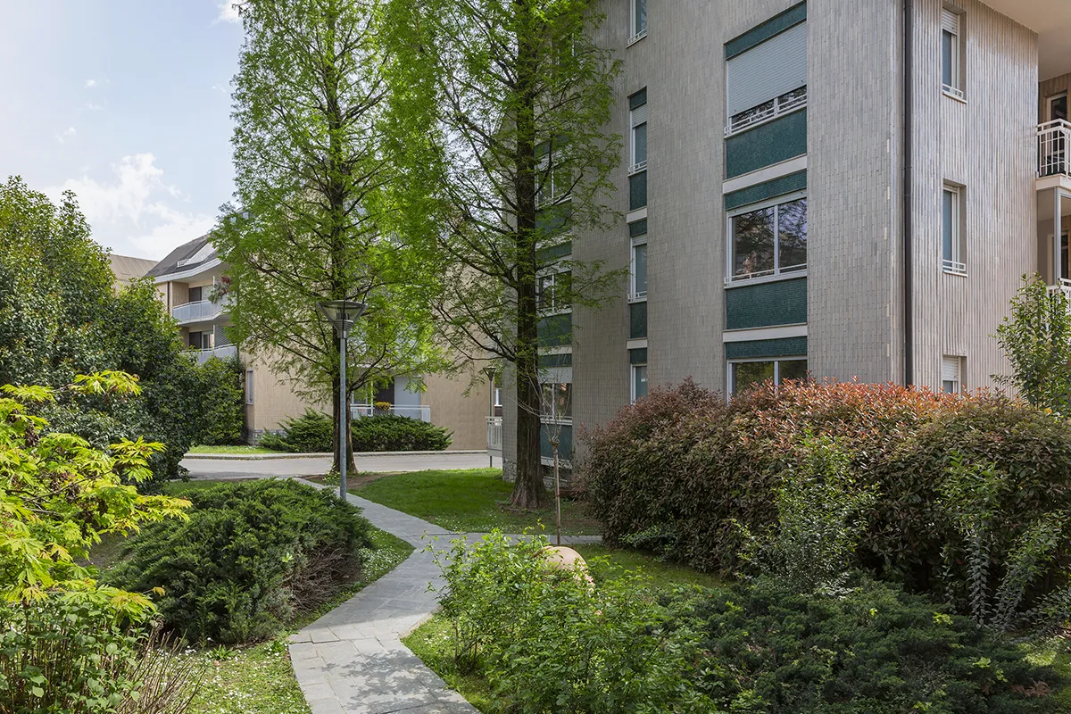 Dettagli architettonici delle facciate rinnovate e degli spazi verdi di TownLife a Maggiolina
